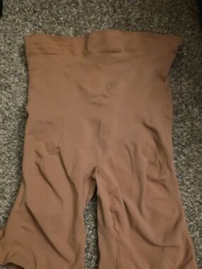 SKIMS Seamless Shaping Shorts in Camel